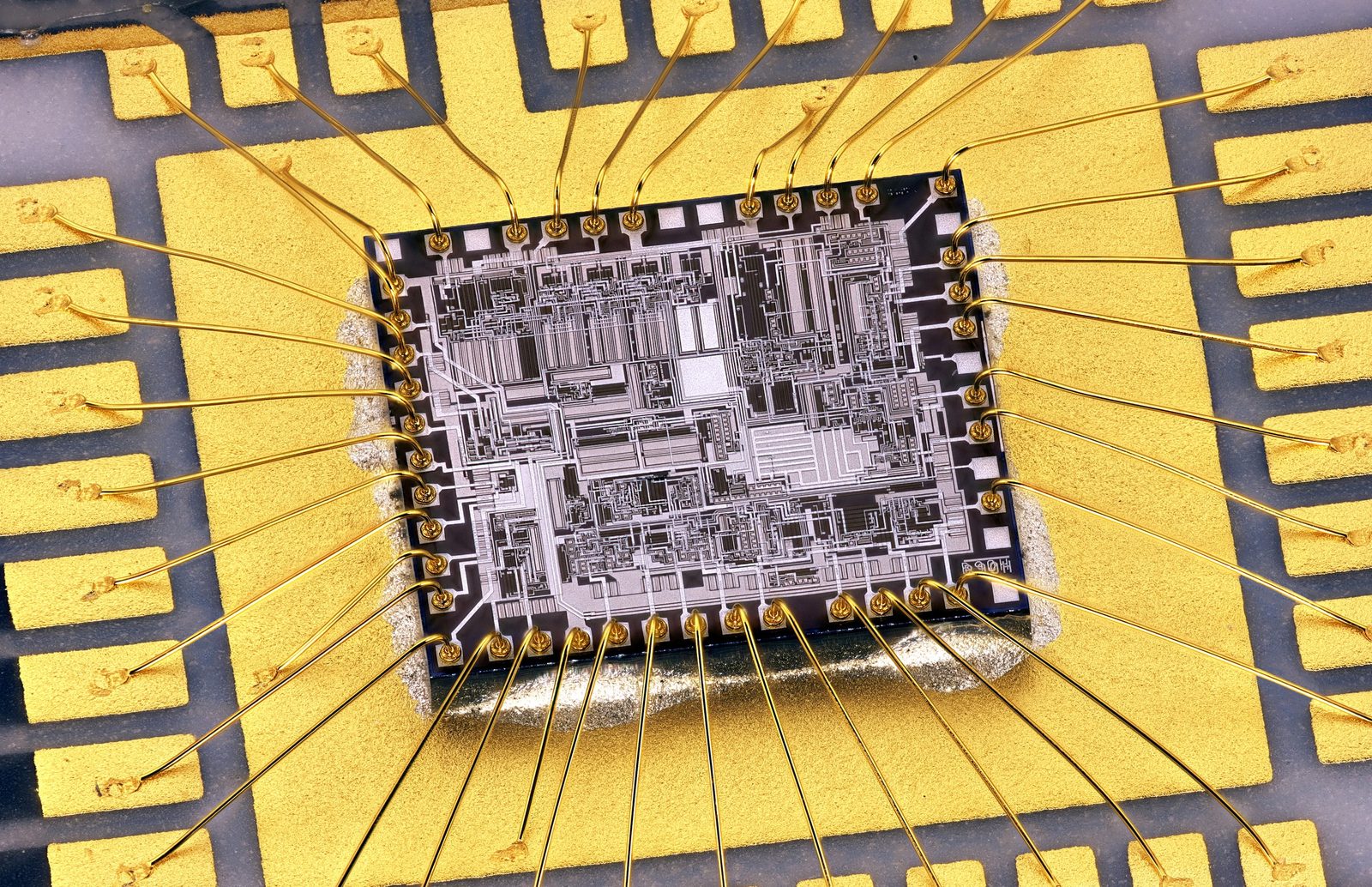 半導体ICの金ボンディングワイヤ