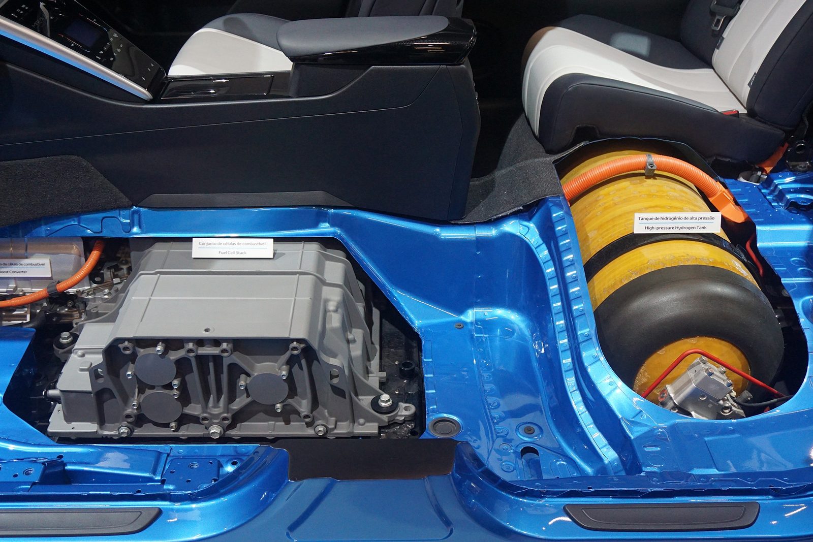 トヨタMIRAIの燃料電池スタックと水素タンク