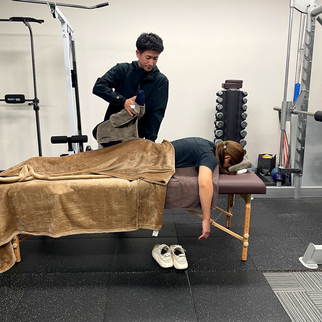 専用のベッドで、トレーナーが補助しながら行うパーソナルストレッチの様子