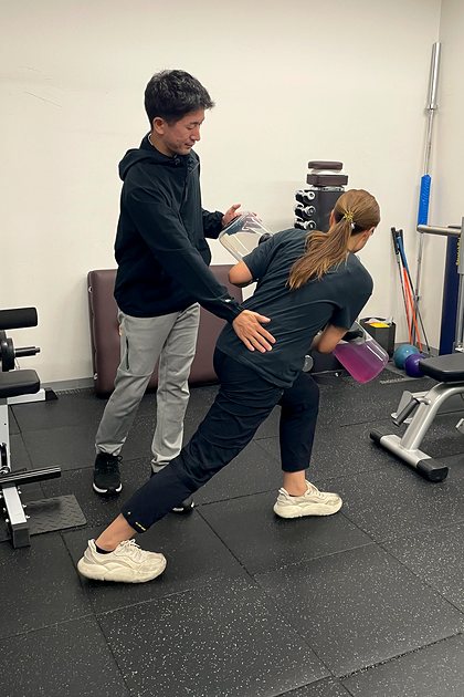 GOLF BASETT店内でのパーソナルトレーニングの様子。トレーナーが姿勢を確認しながら指導しています