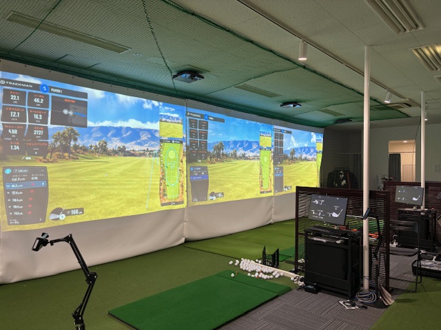 GOLF BASETT店内の、TrackManを備えたインドアゴルフ打席